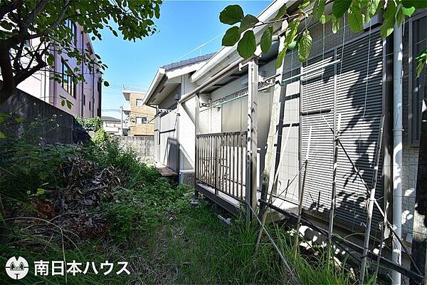 【外観】令和8年10月1日　撮影リビングには掃き出し窓があり洗濯物も干せるようになっています♪