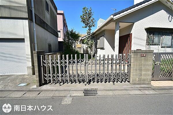 【駐車場】駐車1台分！お庭に余裕があるので駐車場として拡張も可能です♪