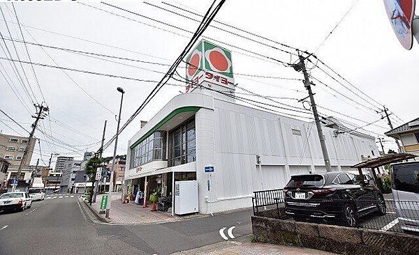 【タイヨー新上橋店】は、鹿児島市鷹師2丁目6番2号に位置する中ノ馬場通り近くのスーパーです。取扱品目は主に「生鮮食品・日配品・一般食品・日用雑貨・衣料品・お酒」です。駐車場があります。 190m