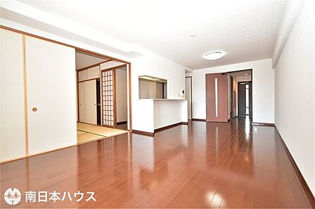 【リビング】18.3帖の広々としたリビングです!室内程度良好♪8帖の和室が隣接しています♪