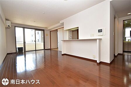 【リビング】東南向きのバルコニーに面した明るい室内です♪即日ご内覧可能です!