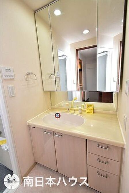 【洗面台】3面鏡の洗面台で収納豊富!チャイルドミラー付きで小さなお子様も使いやすい設計です♪