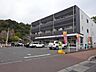 周辺：【ファミリーマート護国神社前店】鹿児島市草牟田2丁目にあるコンビニです。サービス・設備　駐車場、鹿児島銀行ATM、コピー・FAX、イートイン、Wi-Fi、多目的トイレ、たばこ、お酒 920m