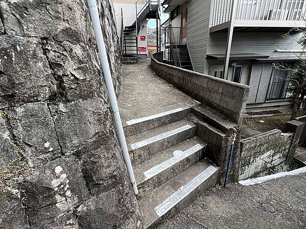 他人敷地(フリーダム本尾アパート)を通過して物件にたどりつけます