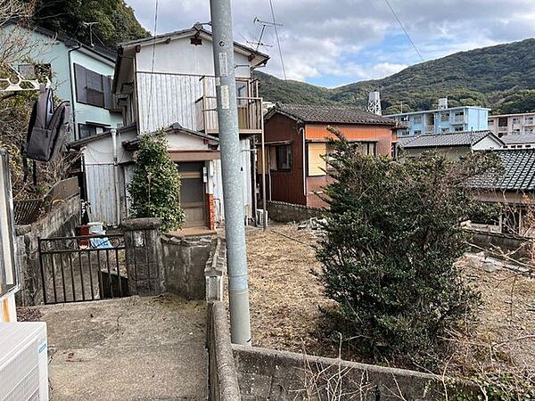 他人敷地(フリーダム本尾アパート)を通過して物件にたどりつけます
