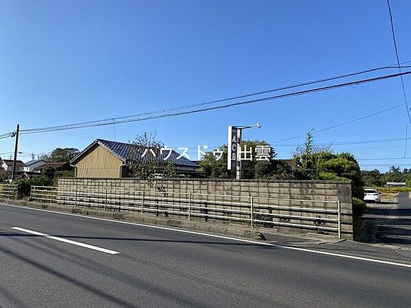 主要道路沿いなので車で時間をかけずに家具やさんや大型商業施設に行けますので利便性もいいです。新築をお考えの方、ぜひご相談お待ちしております。