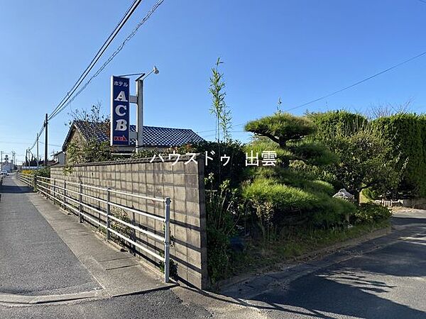 敷地内に入るところの写真です。植栽があるので撤去すると敷地により入りやすくなります。撤去もできますので是非ご相談ください。