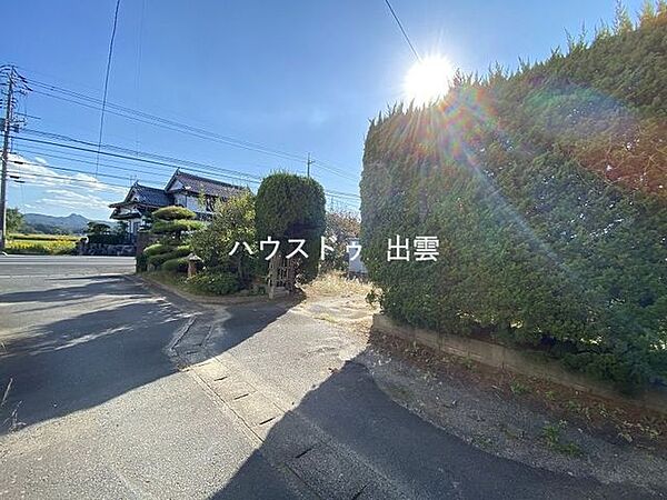こちら側の道路は2.2ｍの幅員なのでセットバックが必要となります。セットバックの面積は14.04m2となります。