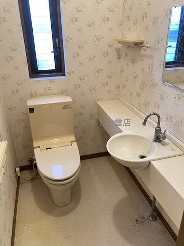 手洗い器が別になっていて鏡もあるトイレです。カウンターがあるので、カウンター下などにサニタリー用品・お掃除用具などを置いておいても隠しやすいですね。