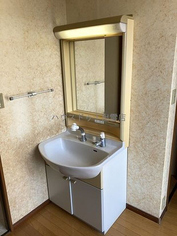 2階にも洗面台があります。トイレの手洗いスペースとしても使えます。