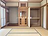 和室：バルコニー下の和室です。床の間・仏間・神棚・押入があります。南側には縁側があり、明るいお部屋です。