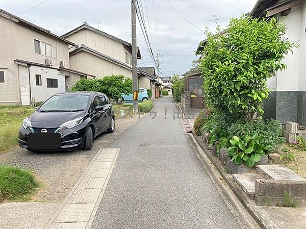 前面道路はやや狭いですが車は入ることができます。