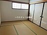 和室：陽当たりの良さが実感できる和室。押入もあります。客間としても家族みんなの寛ぎの部屋としても多目的に利用できます。