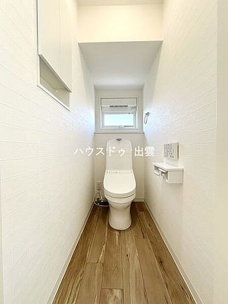 ◆1階トイレ◆汚れが付きにくく落ちやすい便器は流すたびにキレイに洗浄。イヤなトイレ掃除もラクにできます。1階はデッドスペースになりがちな階段下をトイレを配置して空間を無駄なく利用しています。