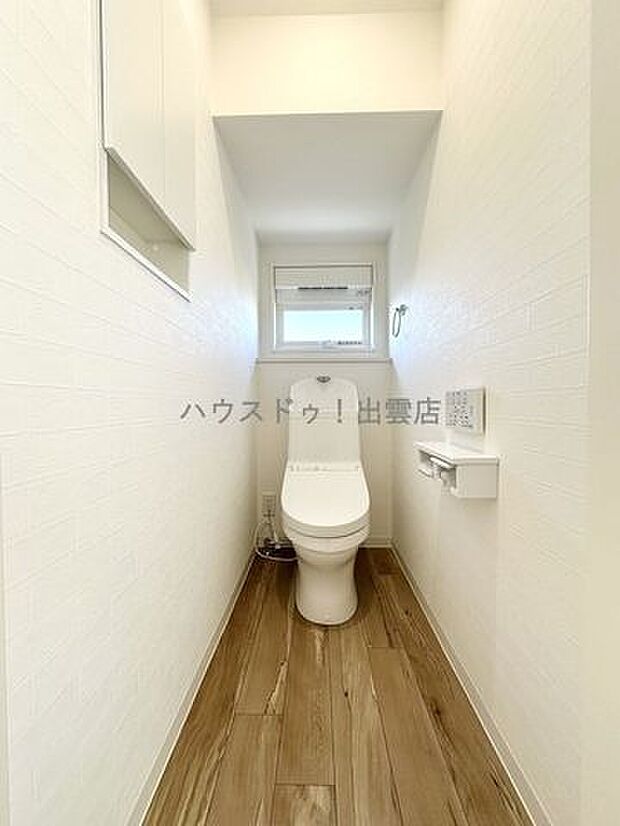 ◆1階トイレ◆汚れが付きにくく落ちやすい便器は流すたびにキレイに洗浄。イヤなトイレ掃除もラクにできます。1階はデッドスペースになりがちな階段下をトイレを配置して空間を無駄なく利用しています。