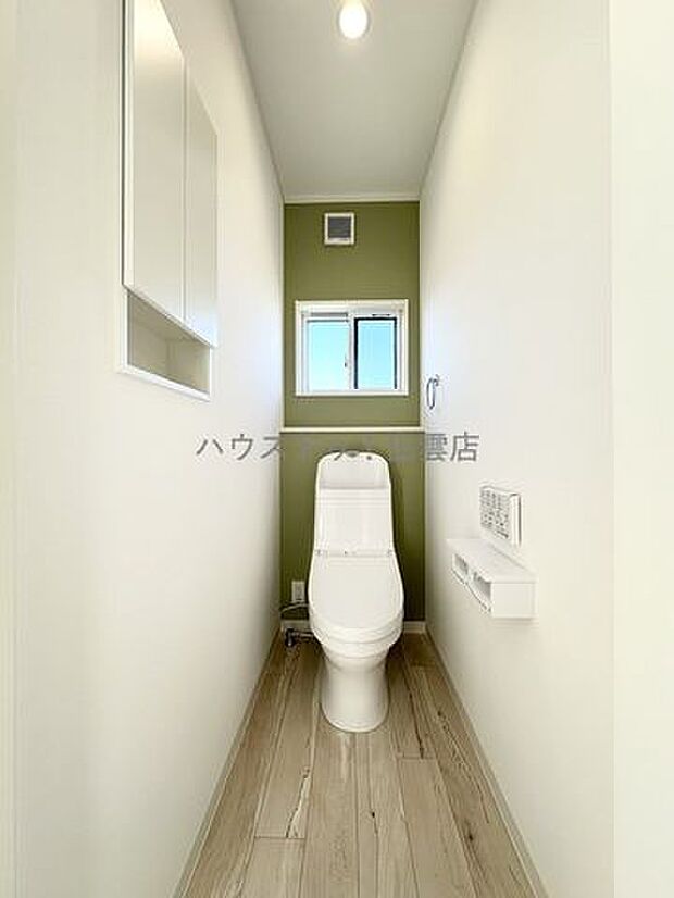 ◆2階トイレ◆1階と同仕様のトイレです。アクセントクロスはスタッフ一押しのカラーです。かわいい！