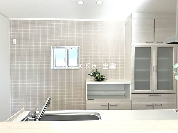 ◆キッチン背面収納◆キッチンとおそろいの収納は統一感がありすっきり。キッチン家電から食器、小物までたっぷりしまえます。設置時に作業しやすいスペースを取るのでキッチンで作業しやすくなります。
