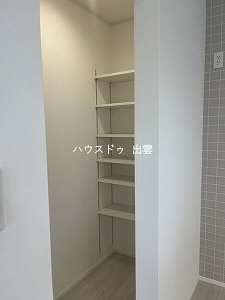 ◆パントリー◆可動棚付きで自分好みにレイアウト可能！意外と荷物の多いキッチンでは重宝します。コンセントもあるのでお掃除ロボットやコードレスクリーナー置場にすることもできます。