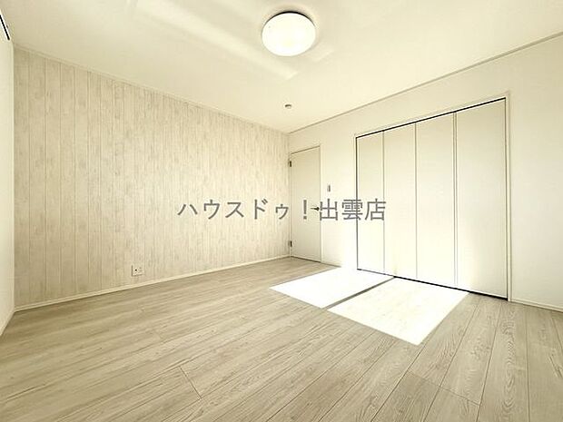 ◆2階8帖洋室◆2階で一番広いお部屋です。こちらはクローゼットに扉を付けて、収納の中が見えない仕様にしていますので、寝室にもピッタリです。