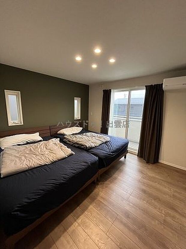 寝室は深い緑色の壁紙で落ち着いた雰囲気でいいと思います。