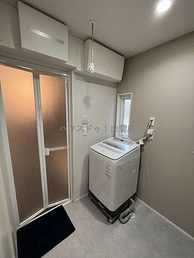 浴室の隣に洗濯機を置けますのでホースを使えばお風呂の水でも洗濯が出来てエコですね。