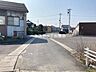 その他：南側道路を別角度から撮影した写真です。近場に行くときはこちらの道路から自転車で行くのも行きやすいです。コンビニが隣にあるのでコンビニはこちらから歩いていきやすいです。