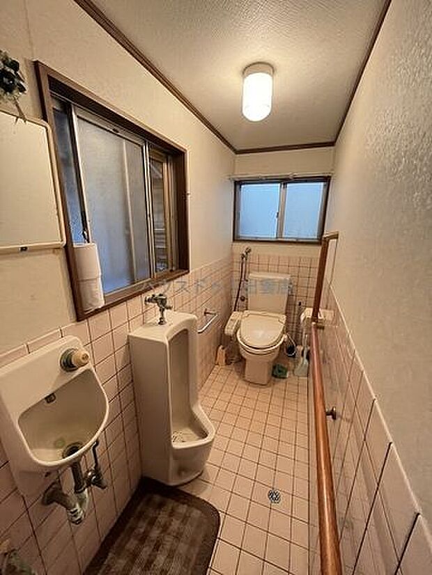 一階トイレです。窓も二か所あるので換気がしやすいです。