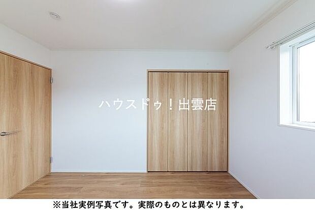 ◆2階6帖洋室◆オープンクローゼットで扉の無駄がなく、お部屋を広く使えます。クローゼットに机を置くのも秘密基地感があっていいですね！