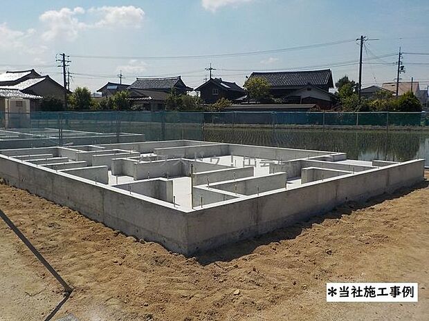 ◆基礎工事◆より丈夫な基礎を築くため、建物の荷重を地盤へ伝える「ベタ基礎」工法を採用しています。ベタ基礎と防蟻処理でより長く、安心して暮らせる住まいの基礎を作っています。