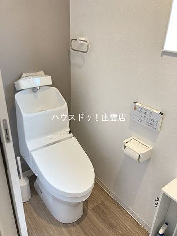 2階のトイレです。2階のトイレは手洗い器付き。洗浄機能もついています。