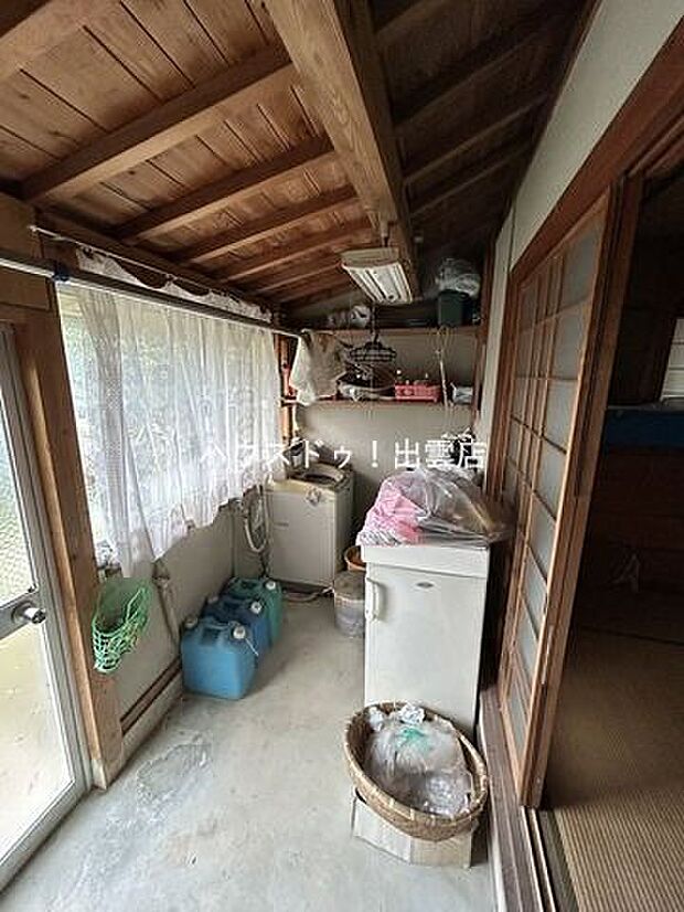 キッチン横の土間収納スペースです。洗濯機置場や室内干しスペースにもおすすめです。