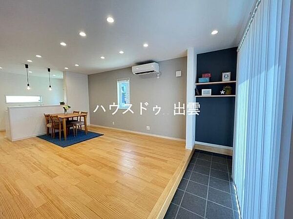 広々リビングは自然光たっぷり。毎日のくつろぎとコミュニケーションが深まる場所に。来客が多いご家庭にぴったりの間取です。玄関からLDKが繋がっているのでそのまま上がれます。