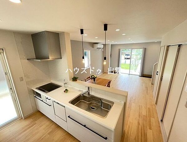 キッチンから見渡せるリビングダイニングで、お料理中も会話が弾みます。南向きのリビングは大きな窓から明るい光が入りポカポカあたたかく、家族みんなでゆったり快適な暮らしを。