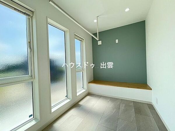 窓からやわらかな光が入る、明るさを感じられる洋室。子ども部屋として使いやすい一室です。窓が大きく日の光がたくさん入ります。