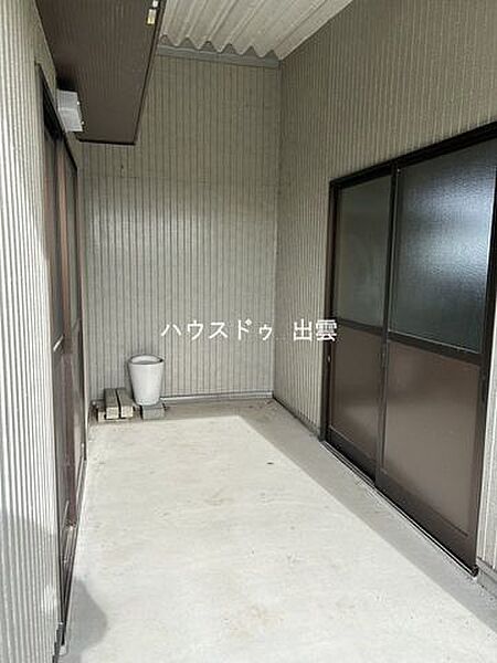 入り口部分です。建物の真ん中に北側建物、南側建物に入る入り口があります。出入りがしやすい綺麗な入口です。