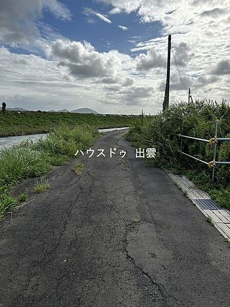 前面道路です。幅員約4m。交通量は少ないです。来るときは混雑などがないのでスムーズに物件までこれそうですね。