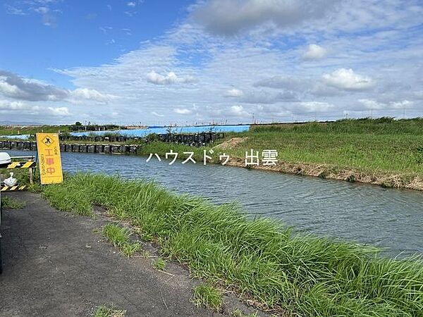 建物前面には大きな水路が通っています。景色がいいので趣味部屋として活用しながらゆっくり外を眺めるのもいいですね。