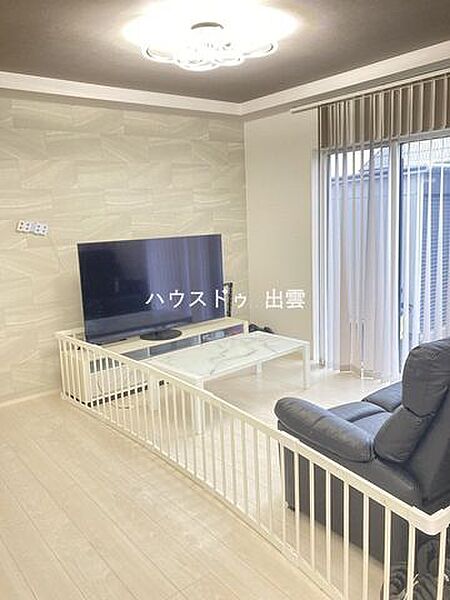 リビングは広々18帖、みんなが集まれるゆとりの空間で、家族団らんの時間が自然と増えます。週末は家族でリビングで映画鑑賞もいいですね。