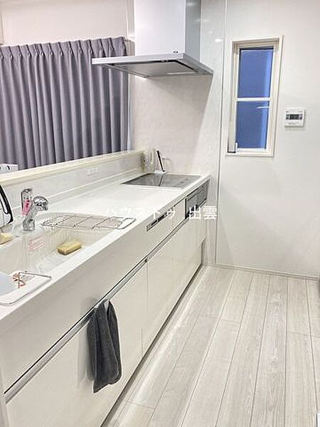 キッチンから見渡せるリビングダイニングで、お料理中も会話が弾みます。収納も充実しておりますので鍋など収納しやすいです。