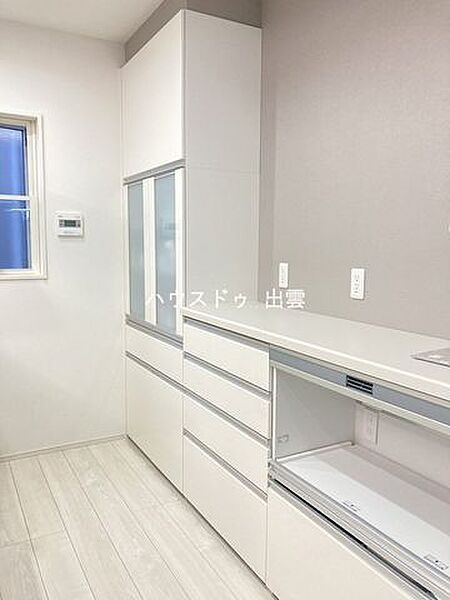 キッチン背面には、電子レンジや炊飯器を置くなど、様々な用途で活用できる収納棚が備え付けられています。