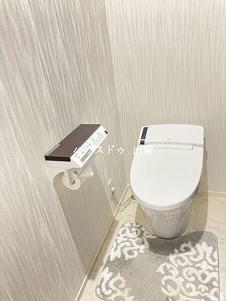 やさしい色合いの内装でまとめられたトイレは、毎日気持ちよく使える空間。温水洗浄機能付きで、快適性にも配慮されています。窓があることで自然光が入り、昼間は明るく換気もしやすい設計です。