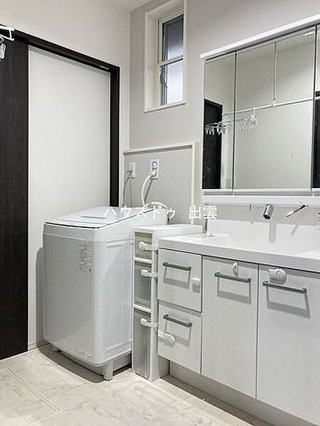 洗面脱衣所はご家族みんなが快適に使える広さを確保。洗濯機や収納棚を設置してもゆとりがあり、忙しい朝の時間帯でもストレスなく動けます。毎日の暮らしを心地よくサポートしてくれます。