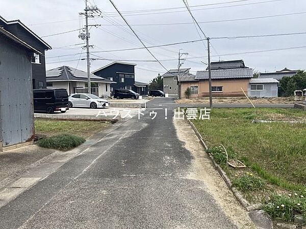 前面道路は幅員3mのため、セットバックが必要ですが、周辺交通量は少なめで見通しも良いので通行には大きな支障はありませんでした。