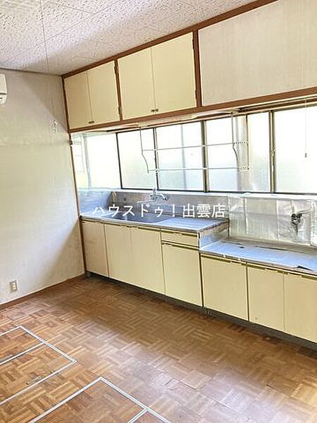窓からの採光があり明るく、広めの家事楽なキッチンです。