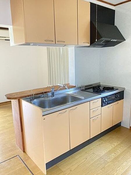 近くの窓から光が入る明るいキッチンです。