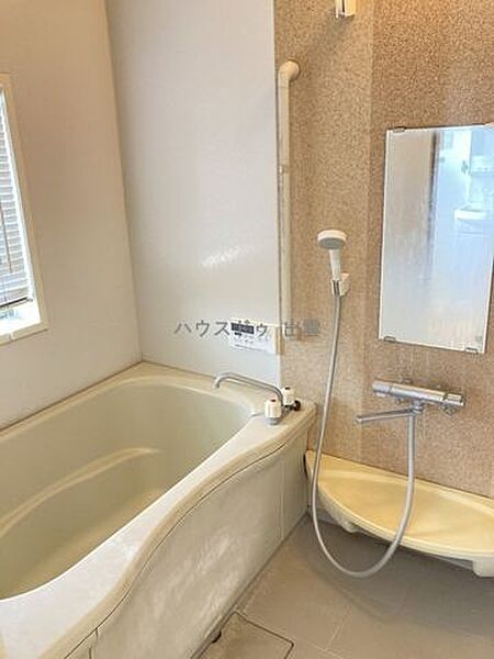 窓もあり落ち着いた色合いのお風呂です。