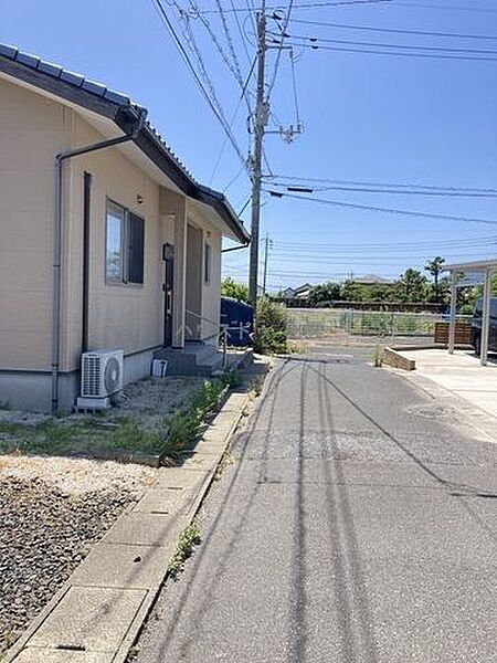 本物件は団地内にお住まいの方が基本的に道路を利用しており、抜け道などにもならない為、交通量が比較的少ないです。