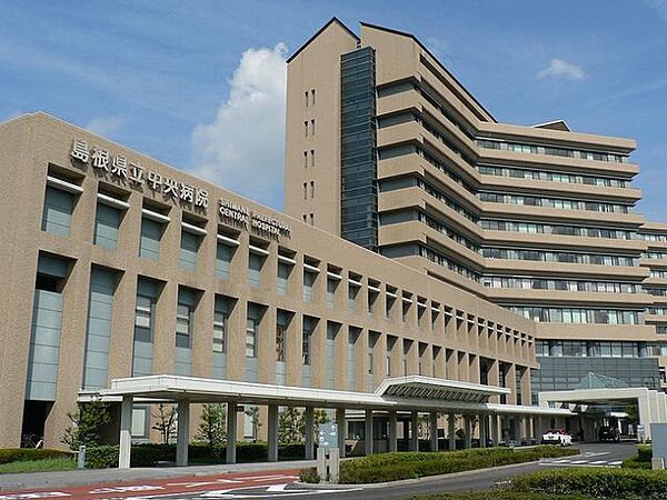 島根県立中央病院救命救急外来のあるドクターヘリ対応の総合病院。 887m