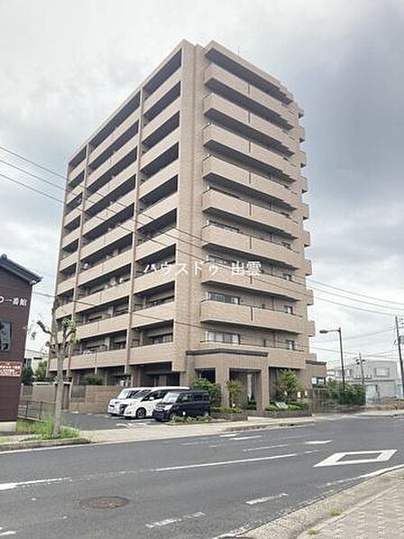立地は利便性が良く、中学校、大型スーパーへも徒歩圏内で行ける距離です。車の行き来も多すぎるわけではないので朝の忙しい時間も落ち着いて行動できます。