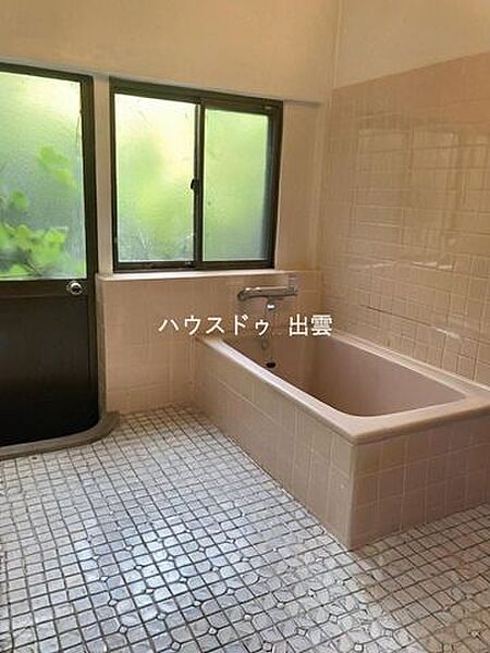 窓から光が入り明るそうです。タイル張りで優しい色合いでくつろげそうです。落ち着いた雰囲気でゆったりとしたサイズ感です。窓付きのため湿気がこもりにくく、清潔感を保ちやすい空間です
